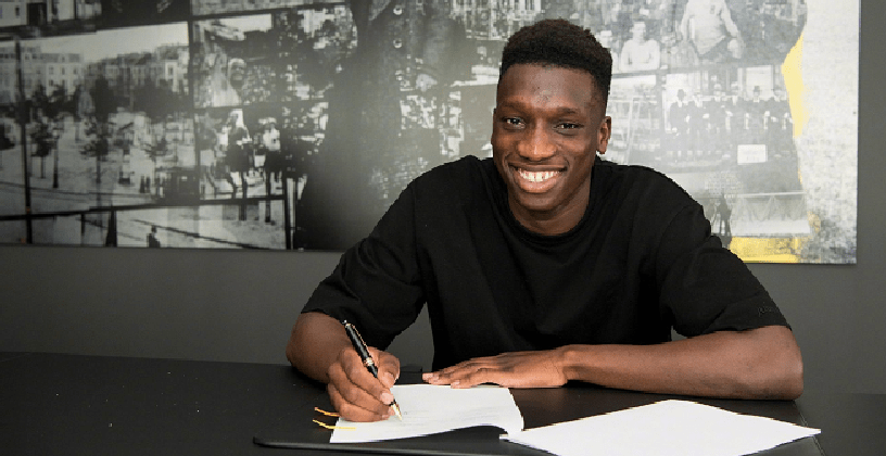 今晚阿贾克斯官宣签约——英超节点到来，更衣室稳定，临场指挥获称赞