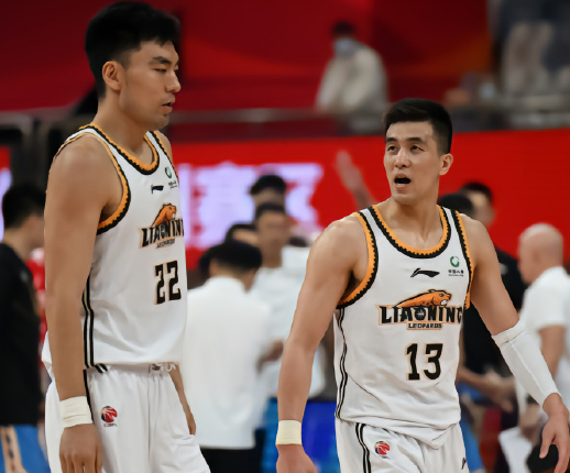 里程碑夜！布莱顿外线爆发，CBA季后赛转会期刷纪录，震撼外界，轮换策略成焦点