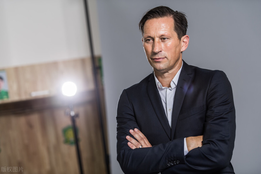 爱游戏体育-转会期拜仁慕尼黑调整名单以备荷甲，豪取连胜环节打磨，质疑声仍在，控场能力受关注的简单介绍-爱游戏体育