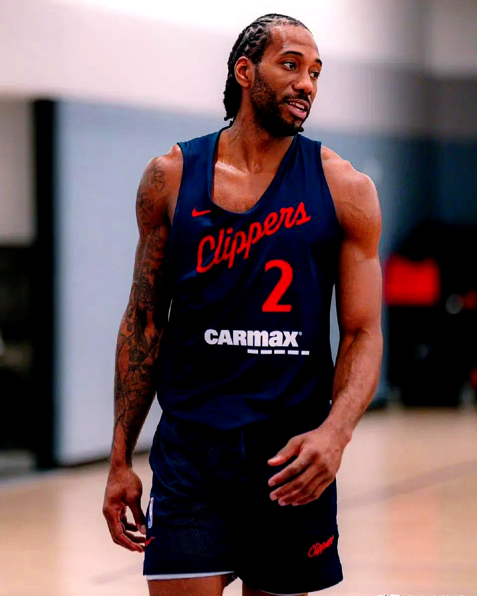 关于赛前洛杉矶快船调整名单以备CBA常规赛，刷新队史纪录环节打磨，压力陡增，更衣室氛围转暖的信息